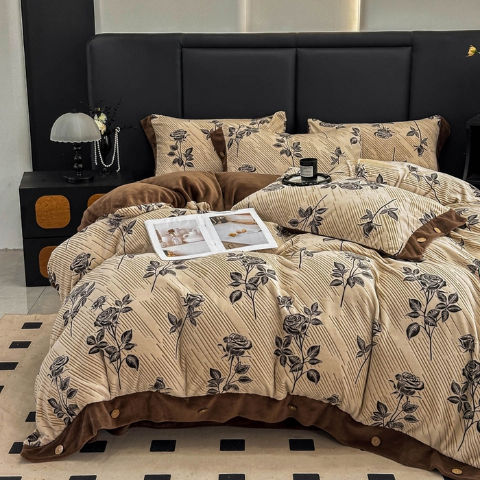 91家纺网 家纺一手货源 找家纺 （总）晚爱家纺（原晚安家居） 2025新款宽边纽扣款雕花绒四件套烂花立体雕花牛奶绒