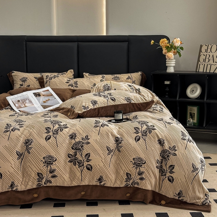 91家纺网 家纺一手货源 找家纺 （总）晚爱家纺（原晚安家居） 2025新款宽边纽扣款雕花绒四件套烂花立体雕花牛奶绒