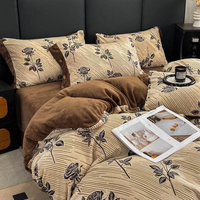 91家纺网 家纺一手货源 找家纺 （总）晚爱家纺（原晚安家居） 2025新款宽边纽扣款雕花绒四件套烂花立体雕花牛奶绒