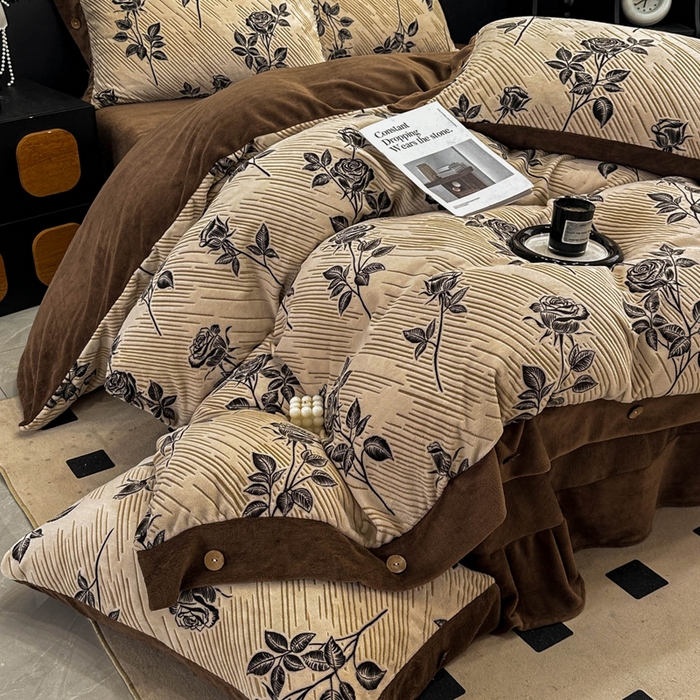 91家纺网 家纺一手货源 找家纺 （总）晚爱家纺（原晚安家居） 2025新款宽边纽扣款雕花绒四件套烂花立体雕花牛奶绒