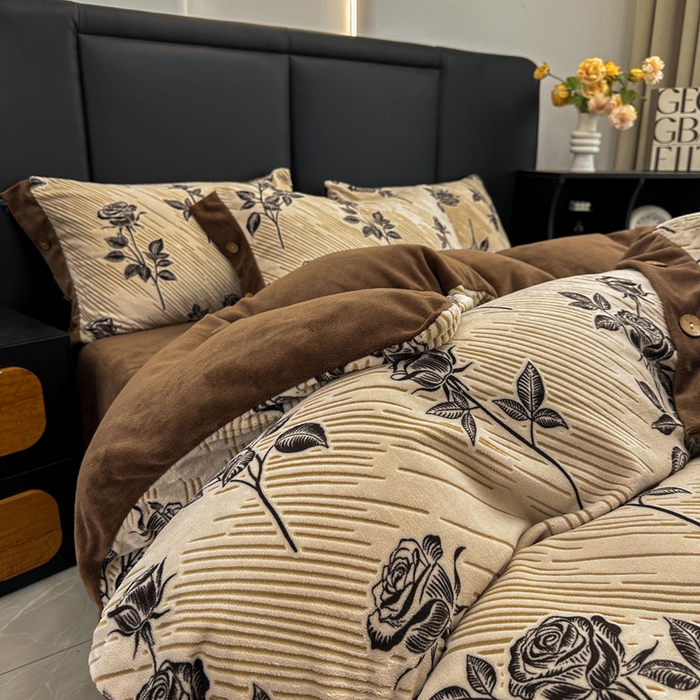 91家纺网 家纺一手货源 找家纺 （总）晚爱家纺（原晚安家居） 2025新款宽边纽扣款雕花绒四件套烂花立体雕花牛奶绒