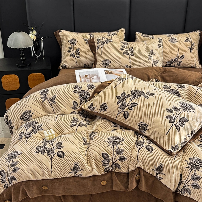 91家纺网 家纺一手货源 找家纺 （总）晚爱家纺（原晚安家居） 2025新款宽边纽扣款雕花绒四件套烂花立体雕花牛奶绒