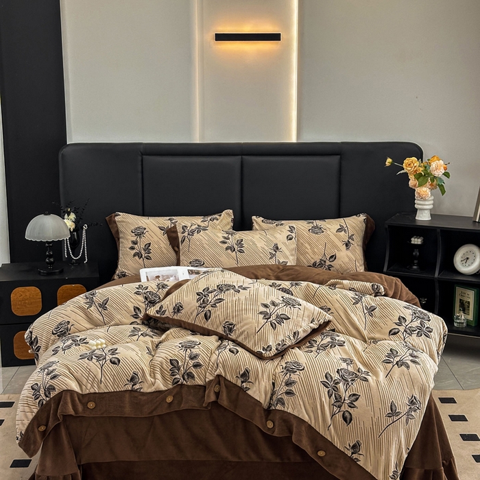 91家纺网 家纺一手货源 找家纺 （总）晚爱家纺（原晚安家居） 2025新款宽边纽扣款雕花绒四件套烂花立体雕花牛奶绒