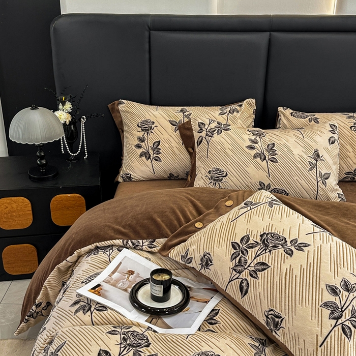 91家纺网 家纺一手货源 找家纺 （总）晚爱家纺（原晚安家居） 2025新款宽边纽扣款雕花绒四件套烂花立体雕花牛奶绒