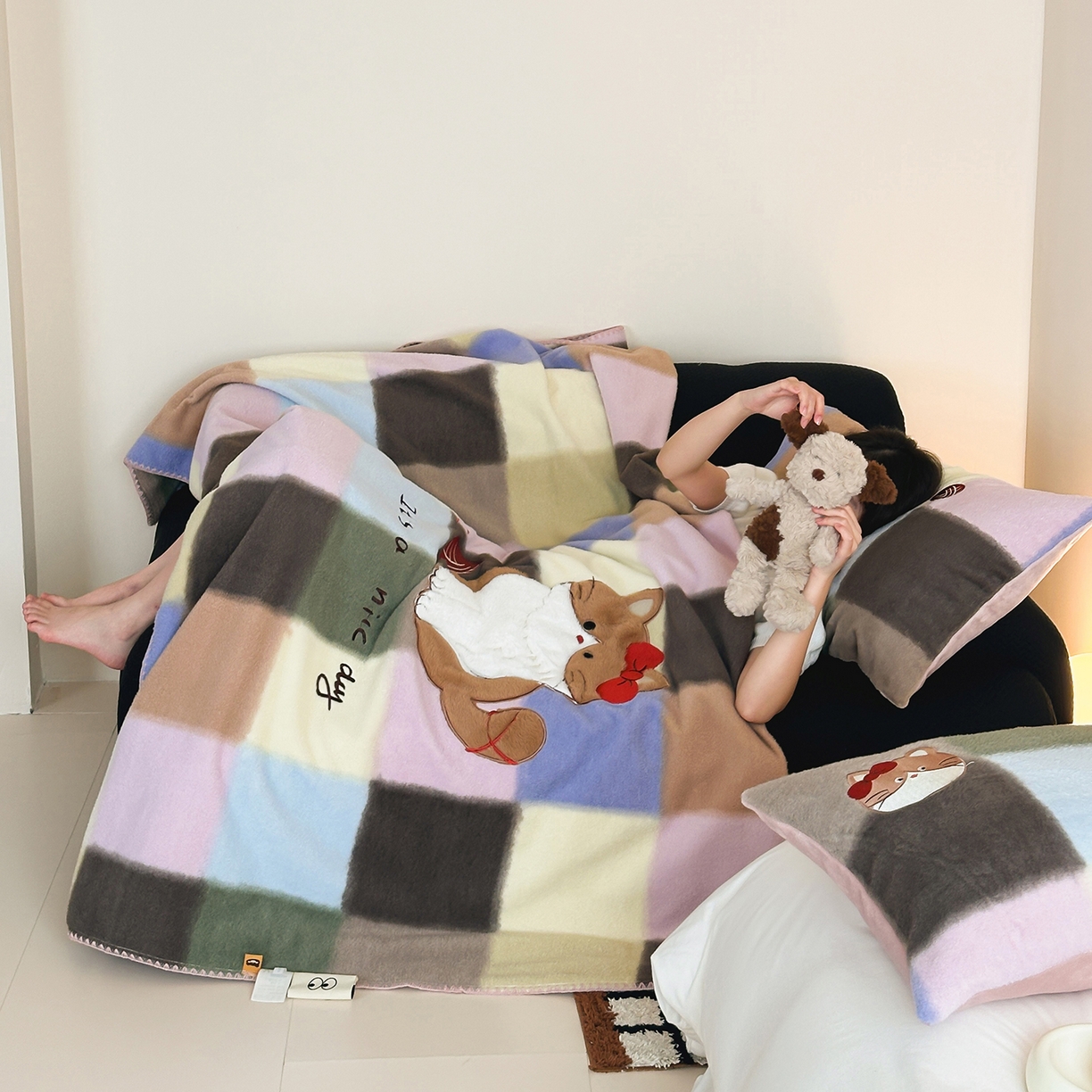 91家纺网 家纺一手货源 找家纺 桃子家居 2025新款A类ins全消光高品质仿生绵羊绒三角针工艺兔毛贴布绣刺绣加厚牛奶绒毛毯多功能毯 绒毛毯-三角针美好猫