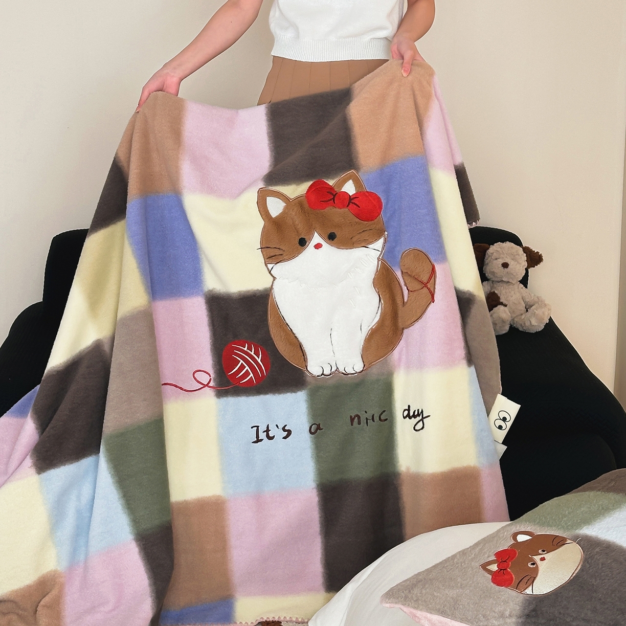 91家纺网 家纺一手货源 找家纺 桃子家居 2025新款A类ins全消光高品质仿生绵羊绒三角针工艺兔毛贴布绣刺绣加厚牛奶绒毛毯多功能毯 绒毛毯-三角针美好猫