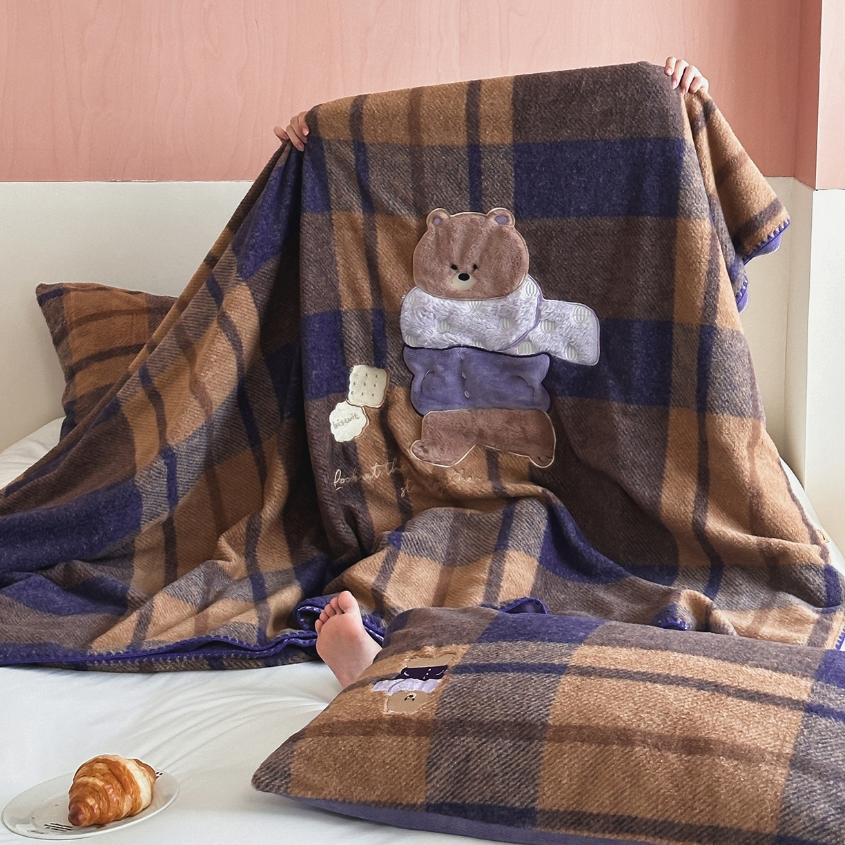 91家纺网 家纺一手货源 找家纺 桃子家居 2025新款A类ins全消光高品质仿生绵羊绒三角针工艺兔毛贴布绣刺绣加厚牛奶绒毛毯多功能毯 绒毛毯-三角针饼干围巾熊