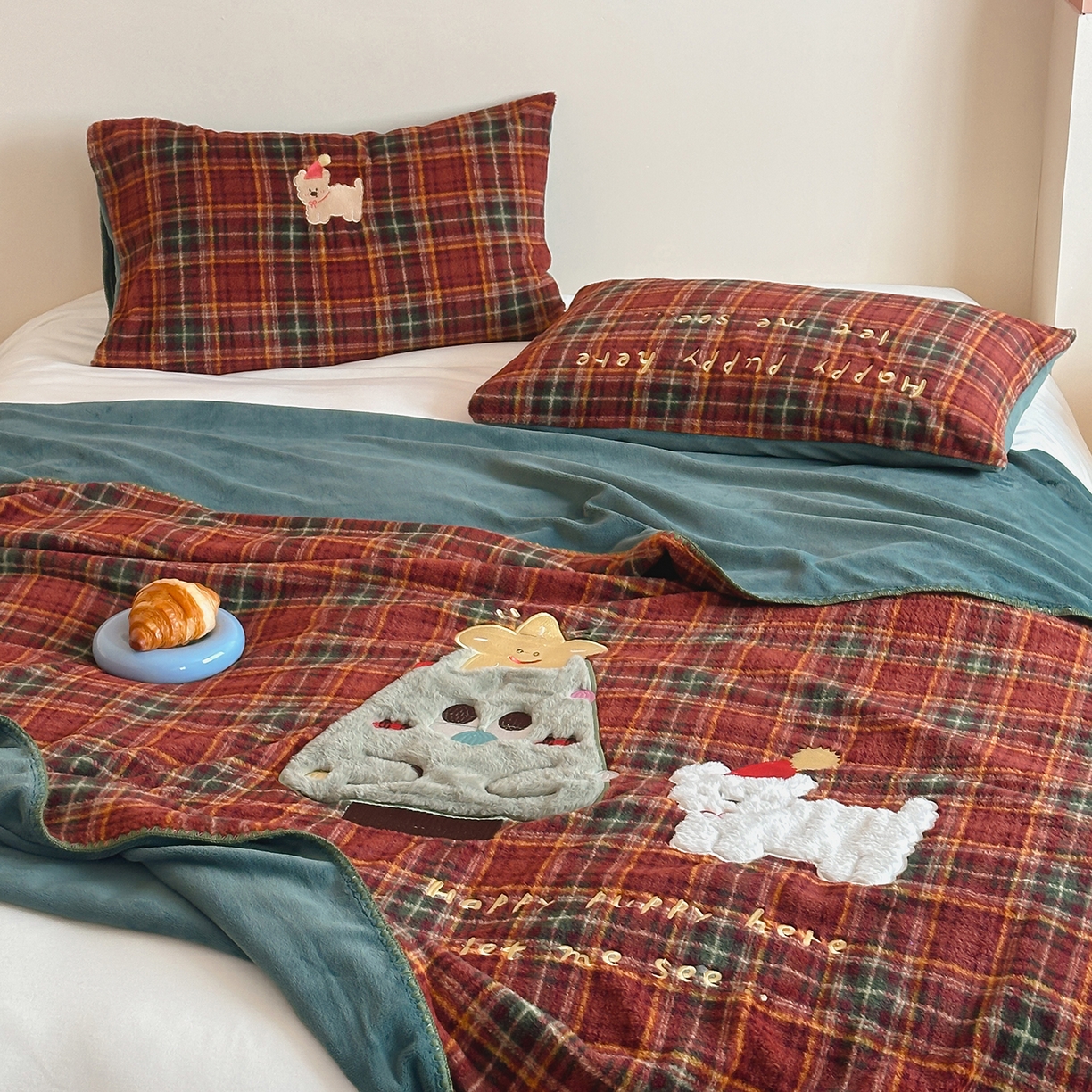 91家纺网 家纺一手货源 找家纺 桃子家居 2025新款A类ins全消光高品质仿生绵羊绒三角针工艺兔毛贴布绣刺绣加厚牛奶绒毛毯多功能毯 绒毛毯-三角针圣诞狗狗