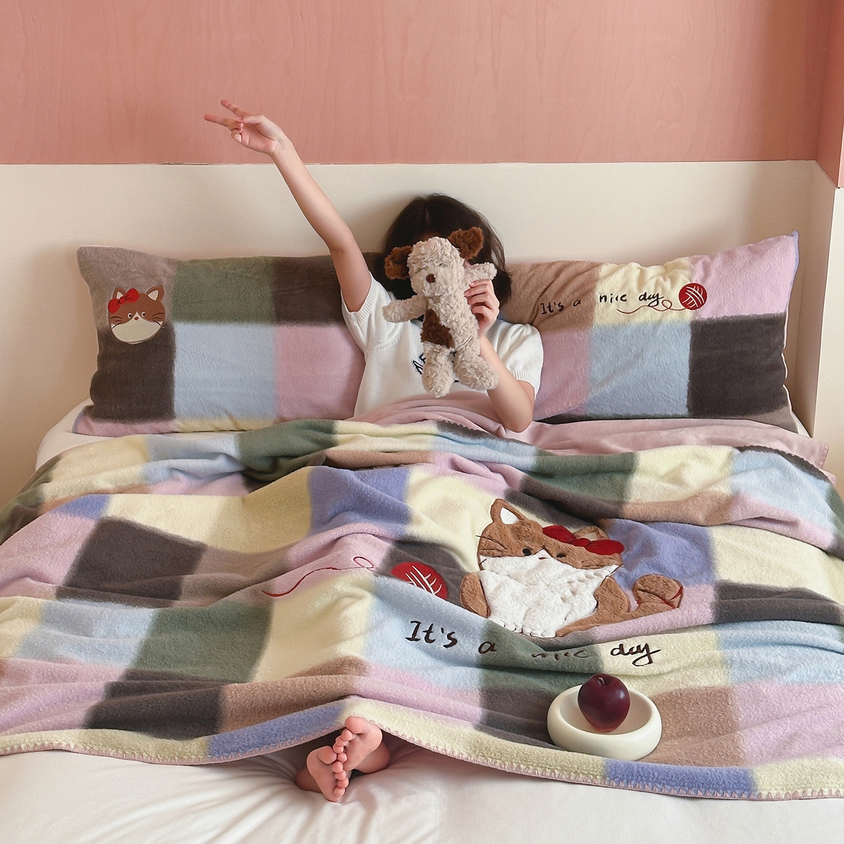 91家纺网 家纺一手货源 找家纺 桃子家居 2025新款A类ins全消光高品质仿生绵羊绒三角针工艺兔毛贴布绣刺绣加厚牛奶绒毛毯多功能毯 绒毛毯-三角针美好猫