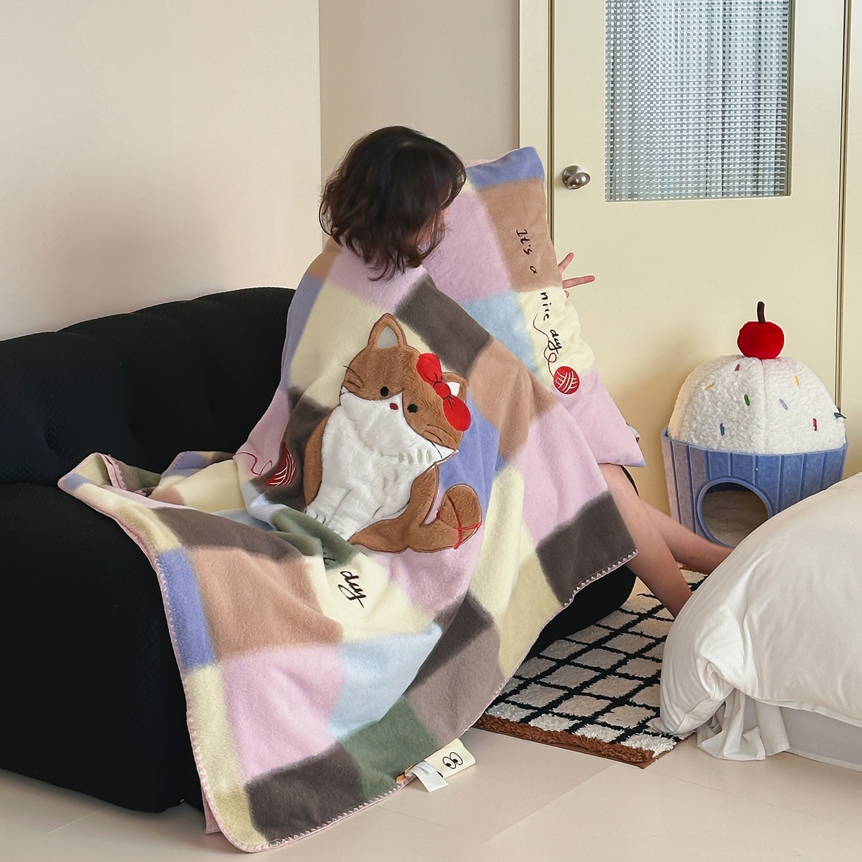 91家纺网 家纺一手货源 找家纺 （总）桃子家居 2025新款A类ins全消光高品质仿生绵羊绒三角针工艺兔毛贴布绣刺绣加厚牛奶绒毛毯多功能毯