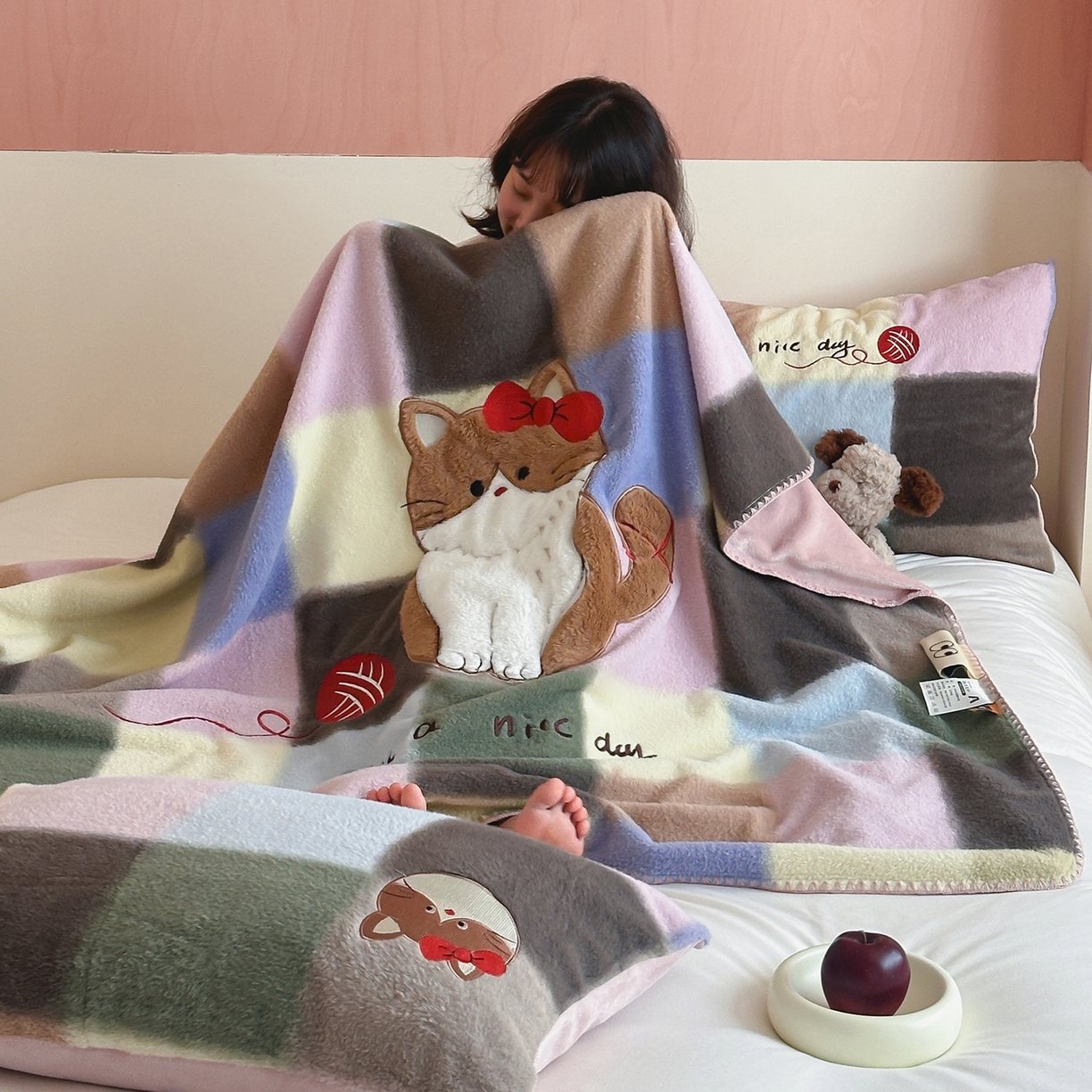 91家纺网 家纺一手货源 找家纺 桃子家居 2025新款A类ins全消光高品质仿生绵羊绒三角针工艺兔毛贴布绣刺绣加厚牛奶绒毛毯多功能毯 绒毛毯-三角针美好猫