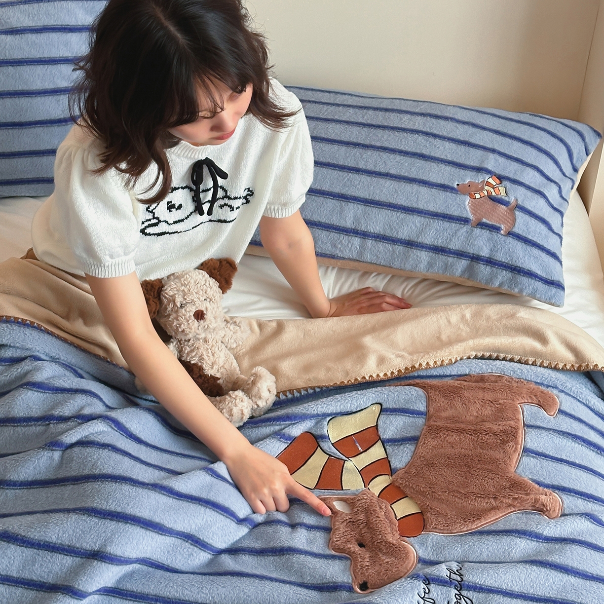 91家纺网 家纺一手货源 找家纺 桃子家居 2025新款A类ins全消光高品质仿生绵羊绒三角针工艺兔毛贴布绣刺绣加厚牛奶绒毛毯多功能毯 绒毛毯-三角针咖啡狗