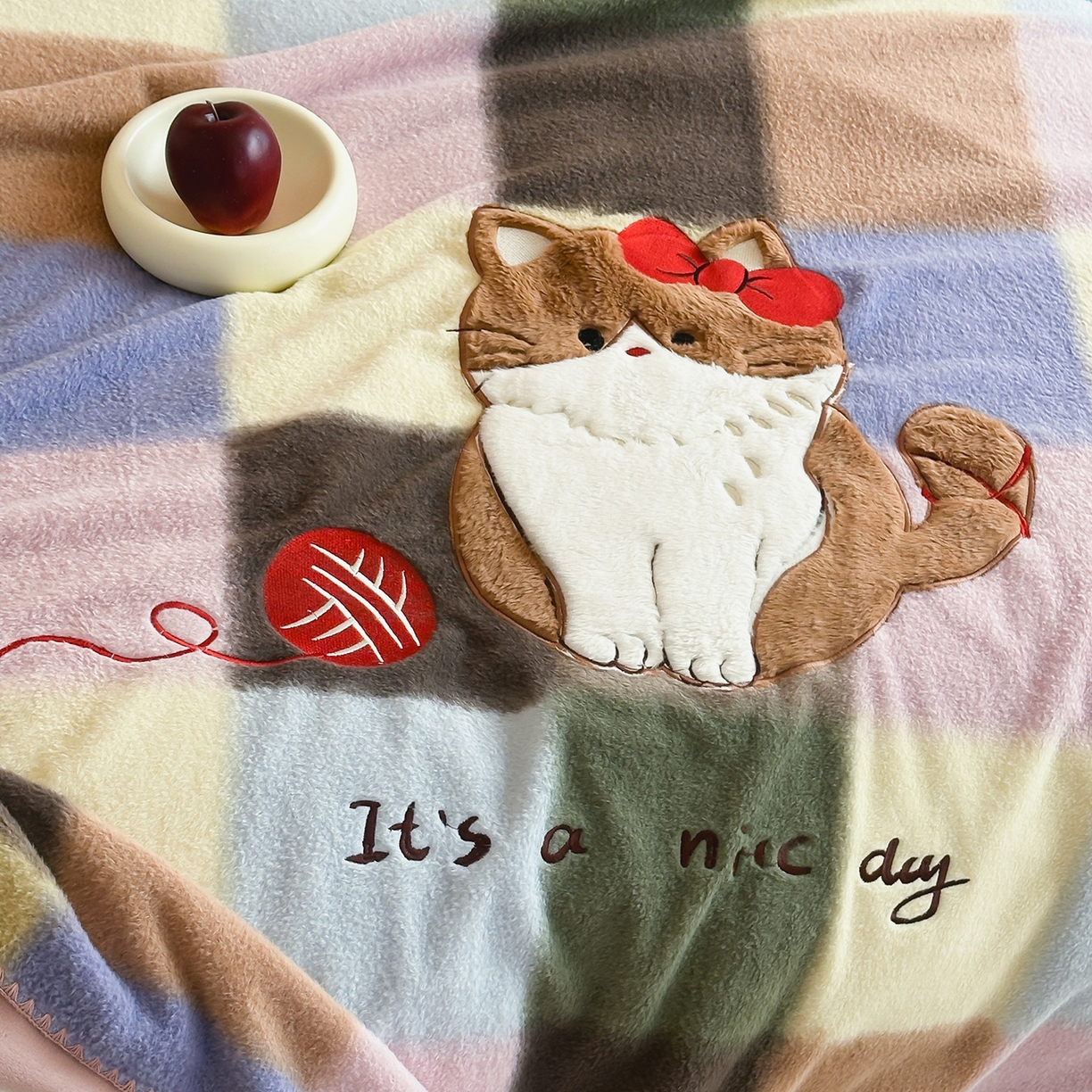 91家纺网 家纺一手货源 找家纺 桃子家居 2025新款A类ins全消光高品质仿生绵羊绒三角针工艺兔毛贴布绣刺绣加厚牛奶绒毛毯多功能毯 绒毛毯-三角针美好猫