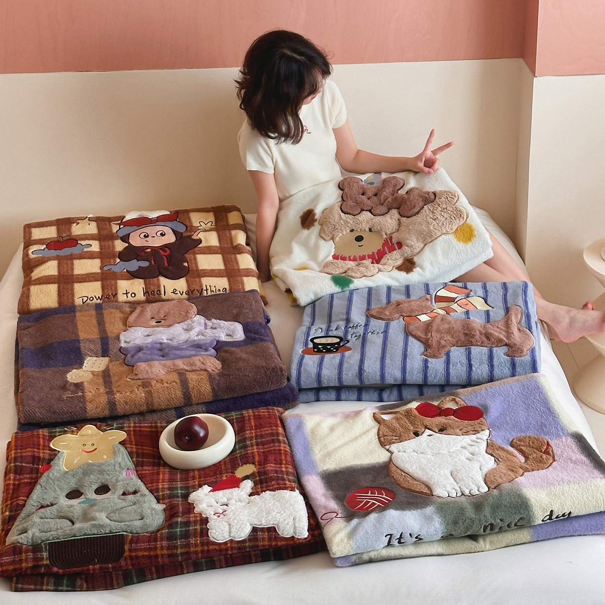 91家纺网 家纺一手货源 找家纺 桃子家居 2025新款A类ins全消光高品质仿生绵羊绒三角针工艺兔毛贴布绣刺绣加厚牛奶绒毛毯多功能毯 组合图