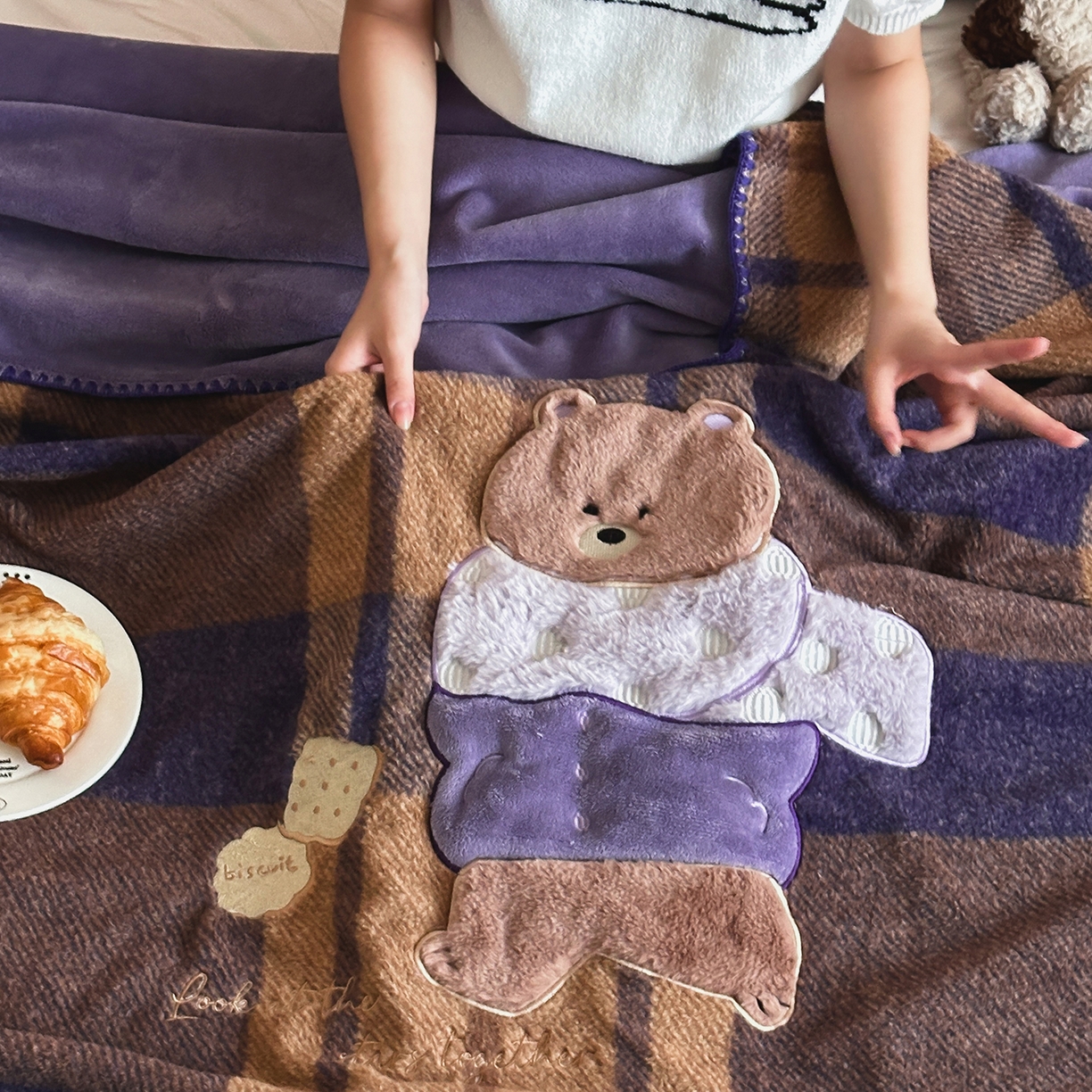 91家纺网 家纺一手货源 找家纺 桃子家居 2025新款A类ins全消光高品质仿生绵羊绒三角针工艺兔毛贴布绣刺绣加厚牛奶绒毛毯多功能毯 绒毛毯-三角针饼干围巾熊