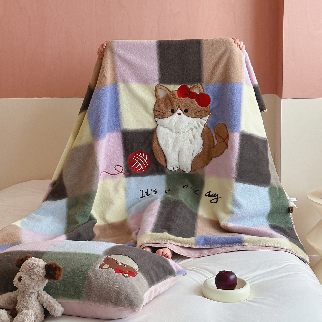 91家纺网 家纺一手货源 找家纺 桃子家居 2025新款A类ins全消光高品质仿生绵羊绒三角针工艺兔毛贴布绣刺绣加厚牛奶绒毛毯多功能毯 绒毛毯-三角针美好猫