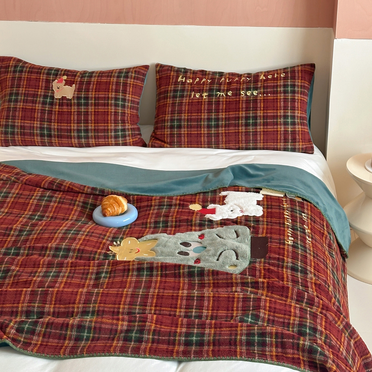 91家纺网 家纺一手货源 找家纺 桃子家居 2025新款A类ins全消光高品质仿生绵羊绒三角针工艺兔毛贴布绣刺绣加厚牛奶绒毛毯多功能毯 绒毛毯-三角针圣诞狗狗