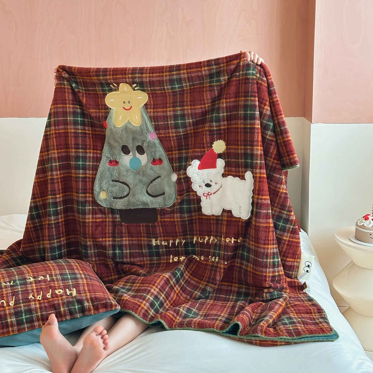 91家纺网 家纺一手货源 找家纺 桃子家居 2025新款A类ins全消光高品质仿生绵羊绒三角针工艺兔毛贴布绣刺绣加厚牛奶绒毛毯多功能毯 绒毛毯-三角针圣诞狗狗