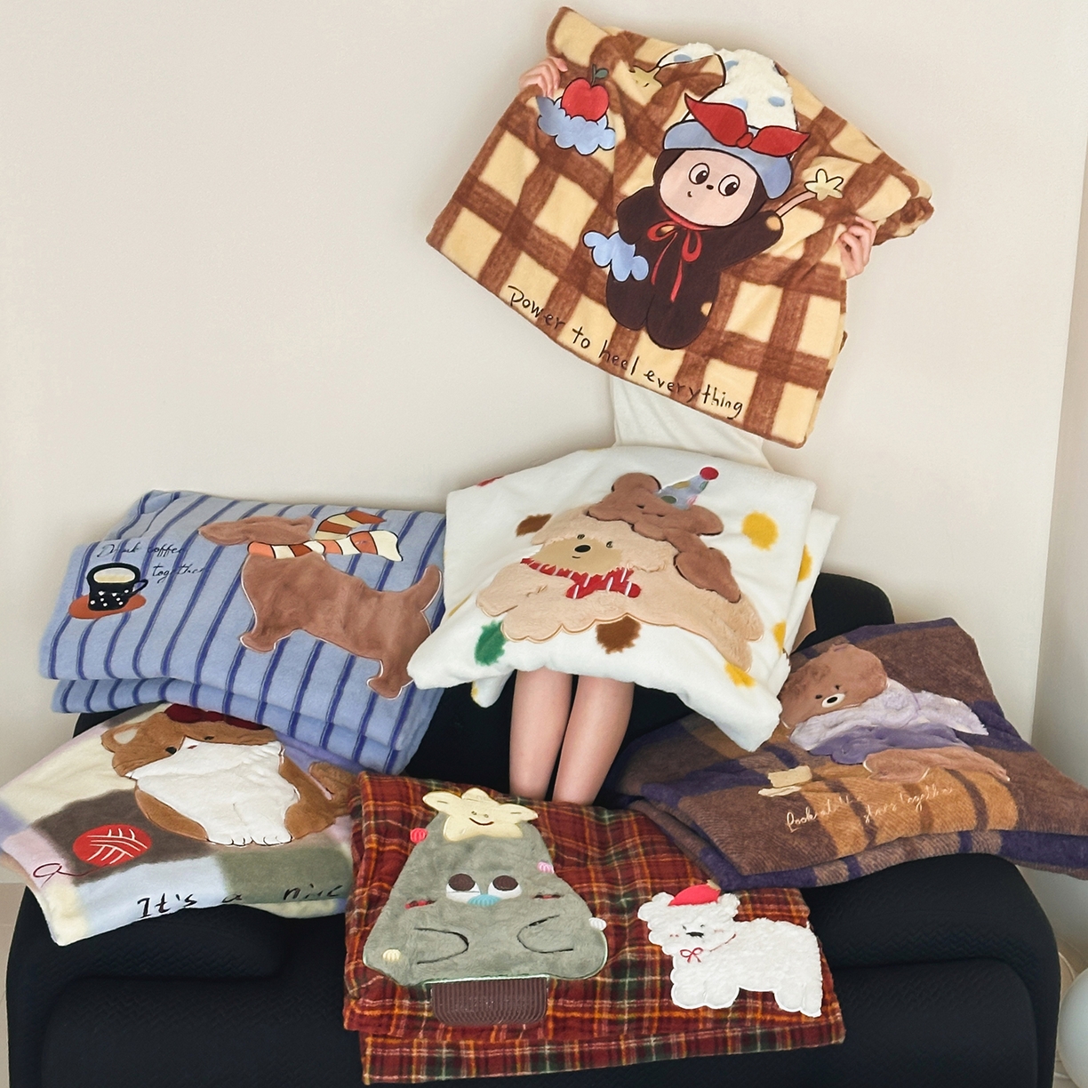 91家纺网 家纺一手货源 找家纺 桃子家居 2025新款A类ins全消光高品质仿生绵羊绒三角针工艺兔毛贴布绣刺绣加厚牛奶绒毛毯多功能毯 组合图