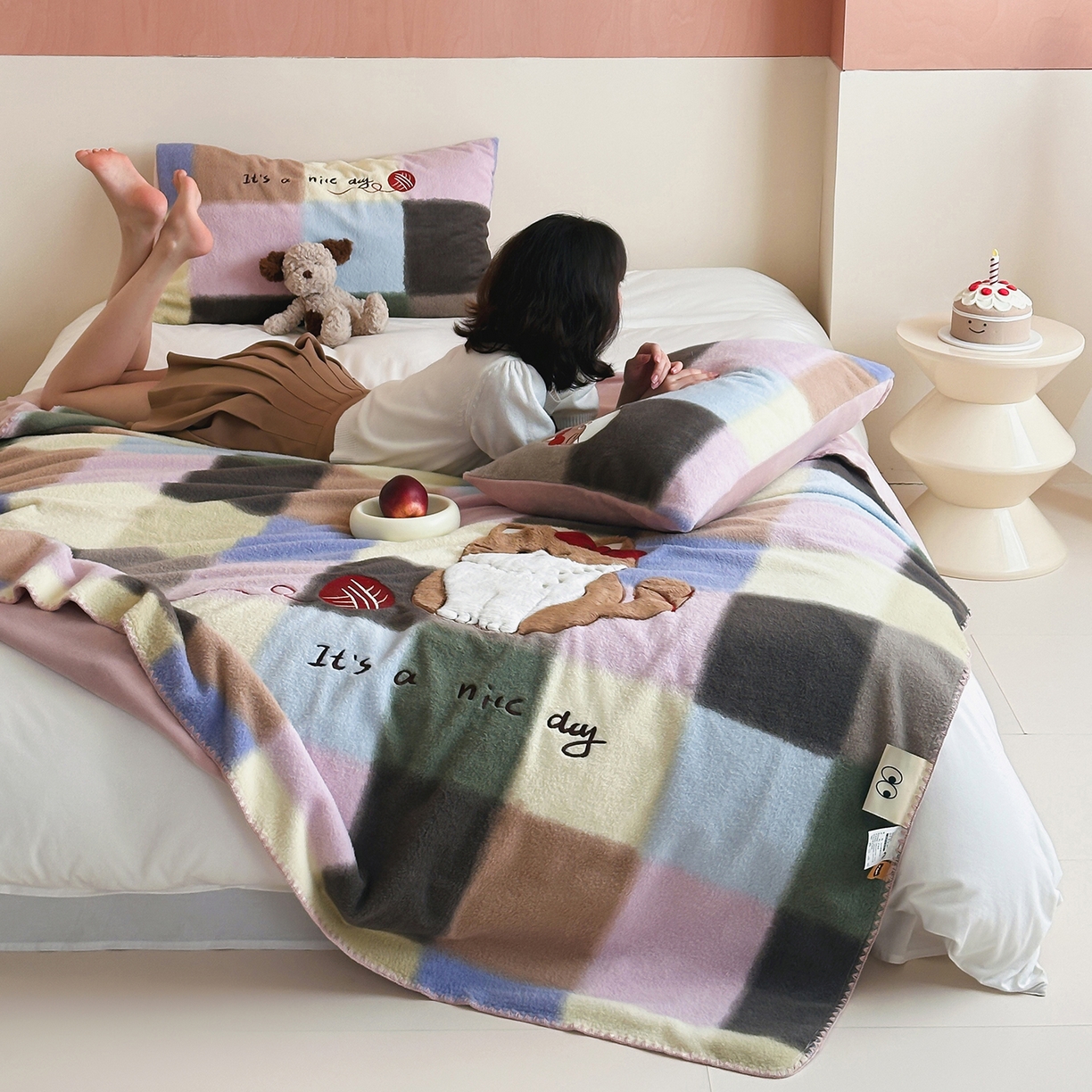 91家纺网 家纺一手货源 找家纺 桃子家居 2025新款A类ins全消光高品质仿生绵羊绒三角针工艺兔毛贴布绣刺绣加厚牛奶绒毛毯多功能毯 绒毛毯-三角针美好猫