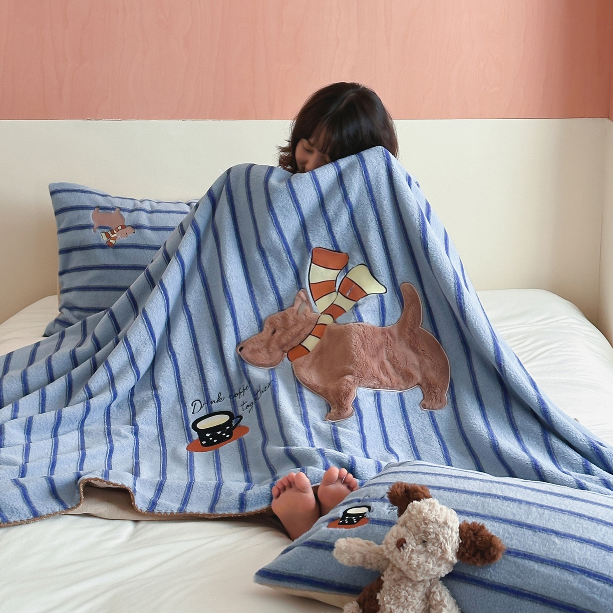 91家纺网 家纺一手货源 找家纺 桃子家居 2025新款A类ins全消光高品质仿生绵羊绒三角针工艺兔毛贴布绣刺绣加厚牛奶绒毛毯多功能毯 绒毛毯-三角针咖啡狗