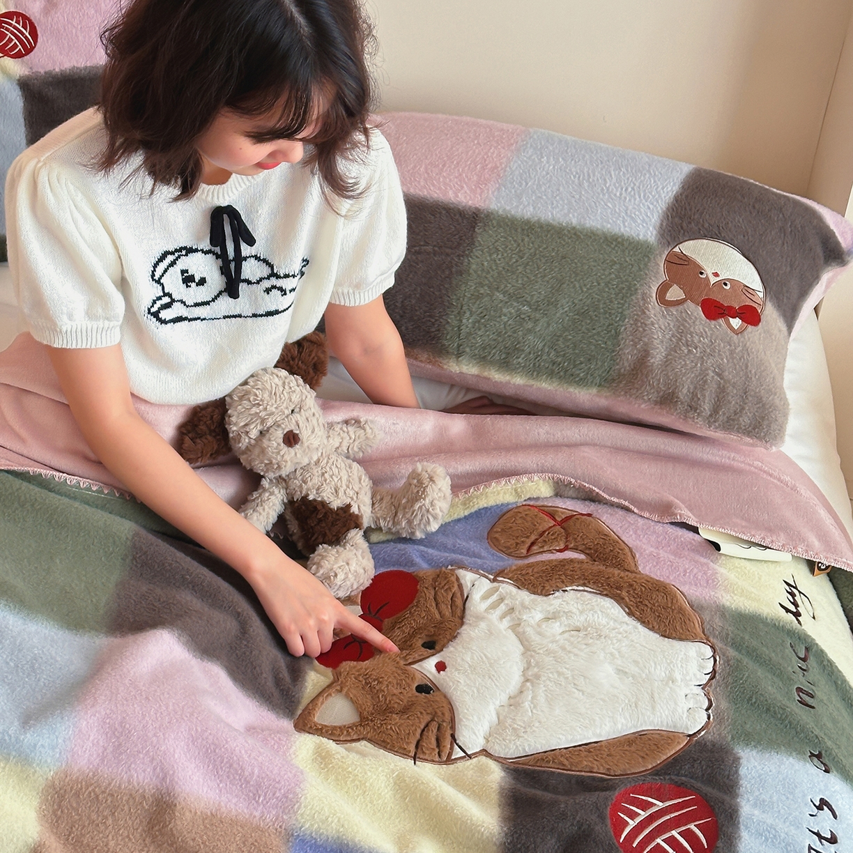 91家纺网 家纺一手货源 找家纺 桃子家居 2025新款A类ins全消光高品质仿生绵羊绒三角针工艺兔毛贴布绣刺绣加厚牛奶绒毛毯多功能毯 绒毛毯-三角针美好猫