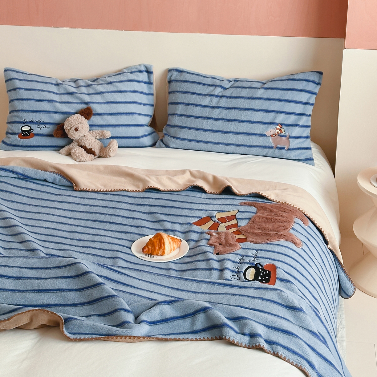 91家纺网 家纺一手货源 找家纺 桃子家居 2025新款A类ins全消光高品质仿生绵羊绒三角针工艺兔毛贴布绣刺绣加厚牛奶绒毛毯多功能毯 绒毛毯-三角针咖啡狗