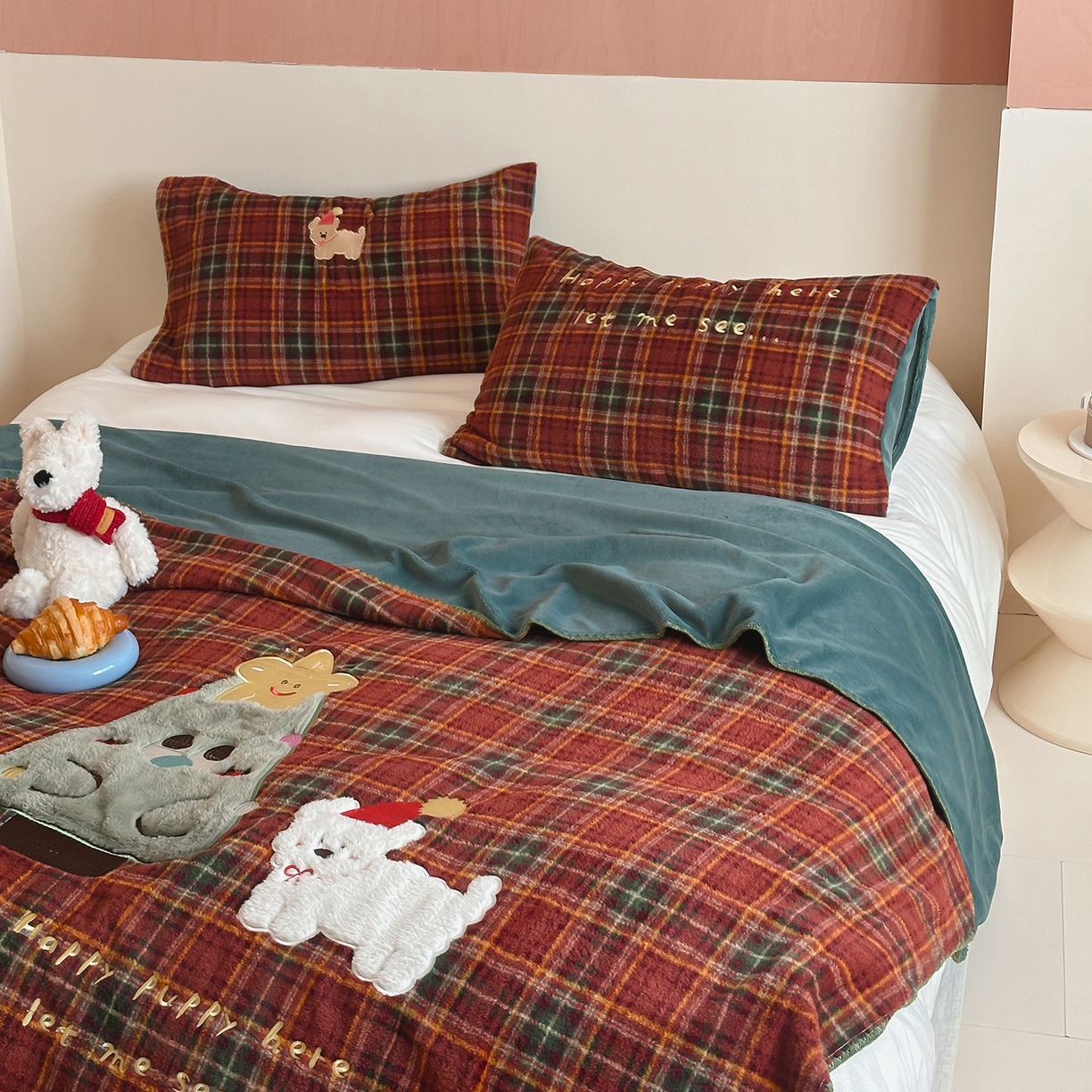 91家纺网 家纺一手货源 找家纺 桃子家居 2025新款A类ins全消光高品质仿生绵羊绒三角针工艺兔毛贴布绣刺绣加厚牛奶绒毛毯多功能毯 绒毛毯-三角针圣诞狗狗