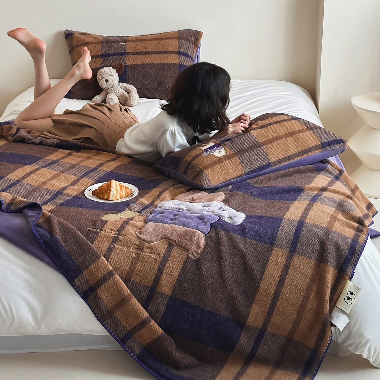 91家纺网 家纺一手货源 找家纺 桃子家居 2025新款A类ins全消光高品质仿生绵羊绒三角针工艺兔毛贴布绣刺绣加厚牛奶绒毛毯多功能毯 绒毛毯-三角针饼干围巾熊