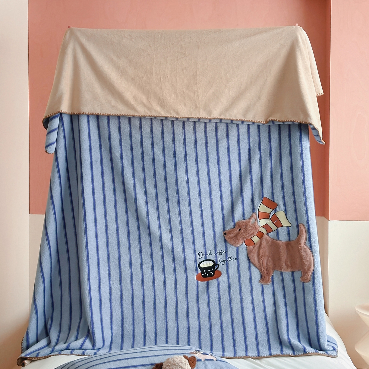 91家纺网 家纺一手货源 找家纺 桃子家居 2025新款A类ins全消光高品质仿生绵羊绒三角针工艺兔毛贴布绣刺绣加厚牛奶绒毛毯多功能毯 绒毛毯-三角针咖啡狗