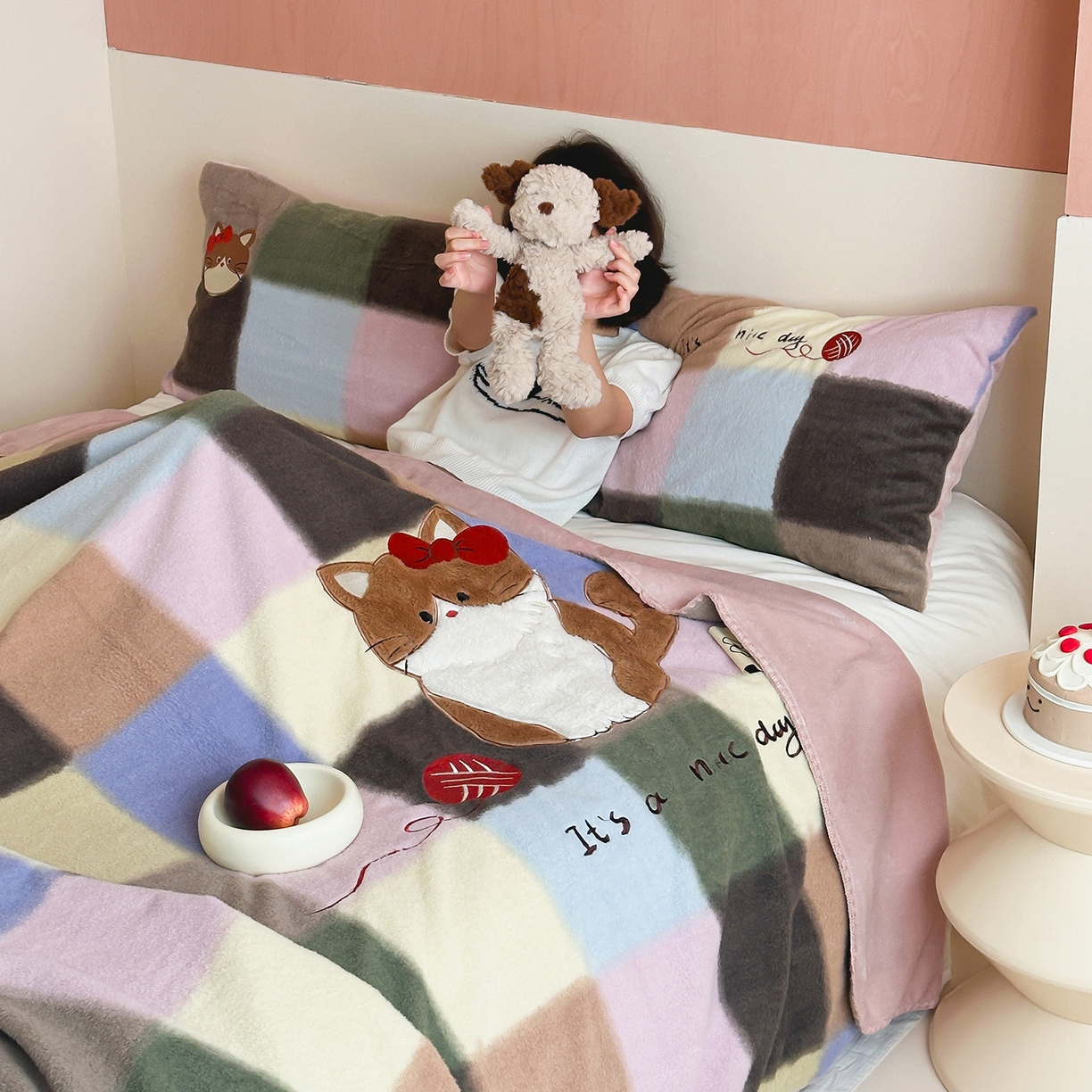 91家纺网 家纺一手货源 找家纺 桃子家居 2025新款A类ins全消光高品质仿生绵羊绒三角针工艺兔毛贴布绣刺绣加厚牛奶绒毛毯多功能毯 绒毛毯-三角针美好猫