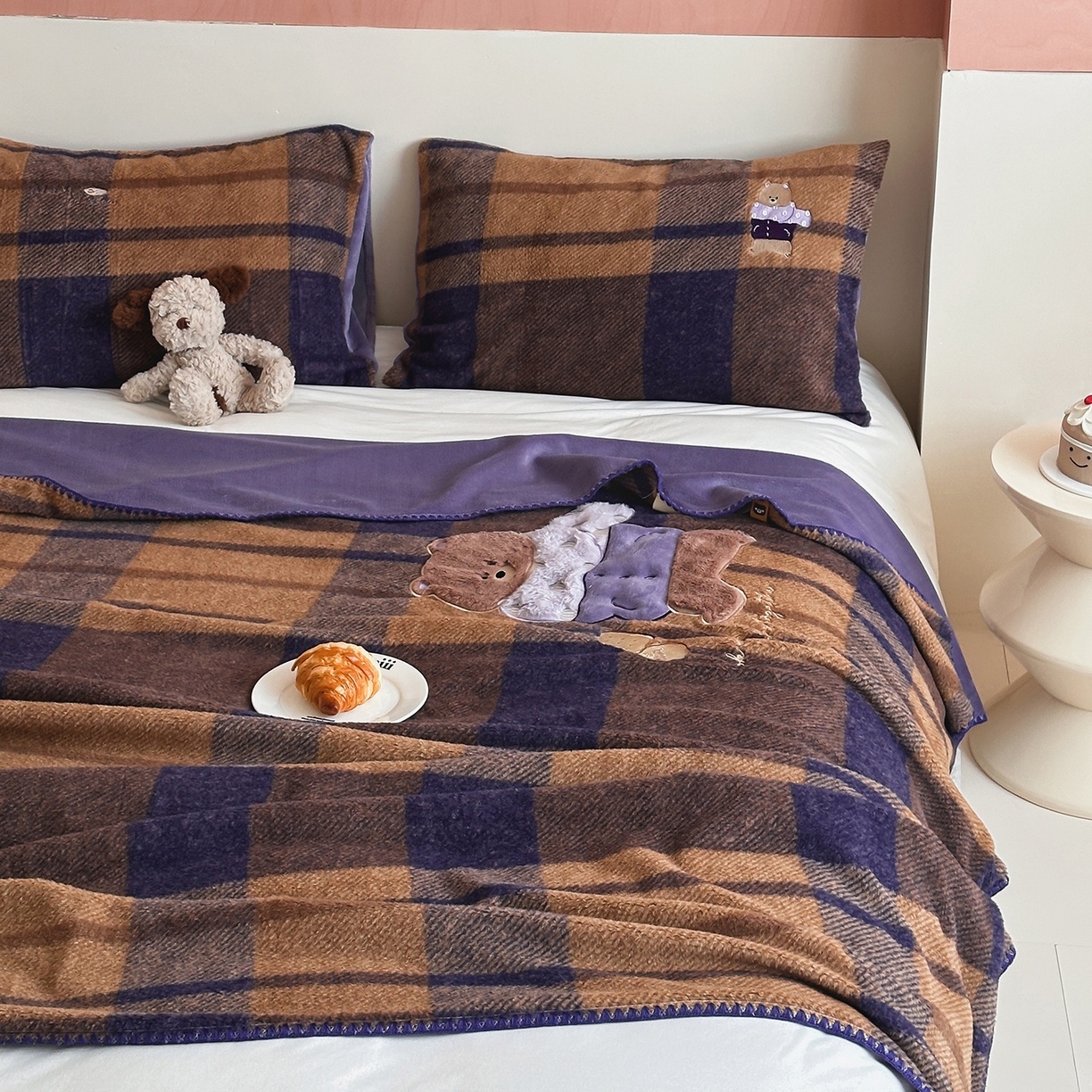 91家纺网 家纺一手货源 找家纺 桃子家居 2025新款A类ins全消光高品质仿生绵羊绒三角针工艺兔毛贴布绣刺绣加厚牛奶绒毛毯多功能毯 绒毛毯-三角针饼干围巾熊