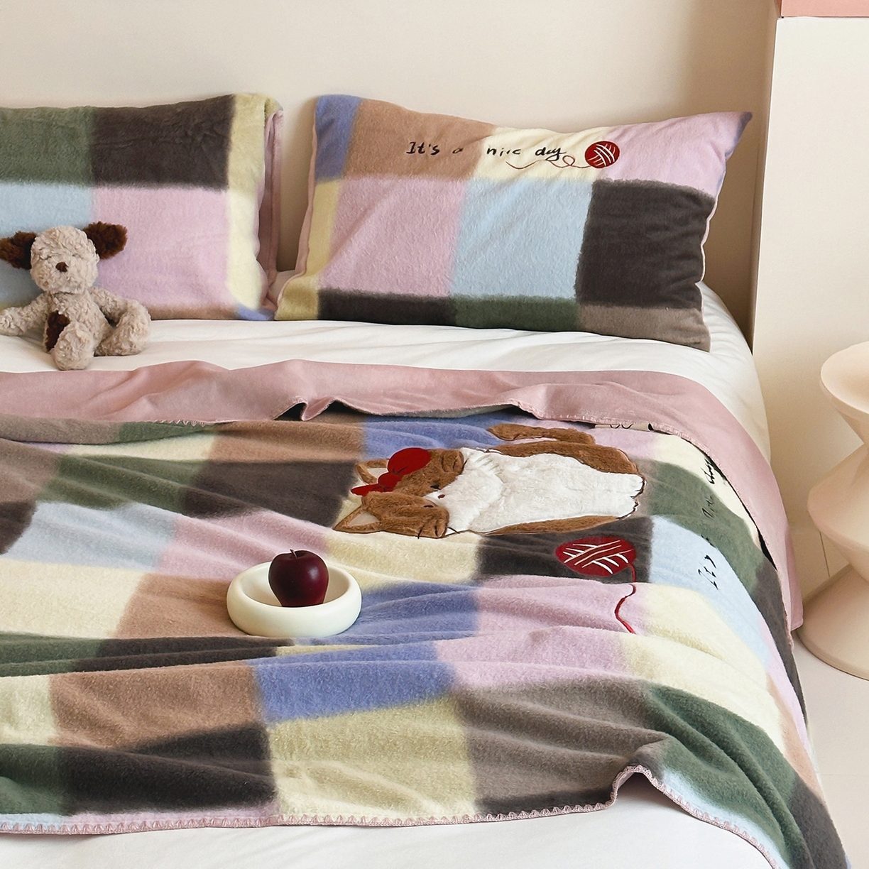 91家纺网 家纺一手货源 找家纺 桃子家居 2025新款A类ins全消光高品质仿生绵羊绒三角针工艺兔毛贴布绣刺绣加厚牛奶绒毛毯多功能毯 绒毛毯-三角针美好猫