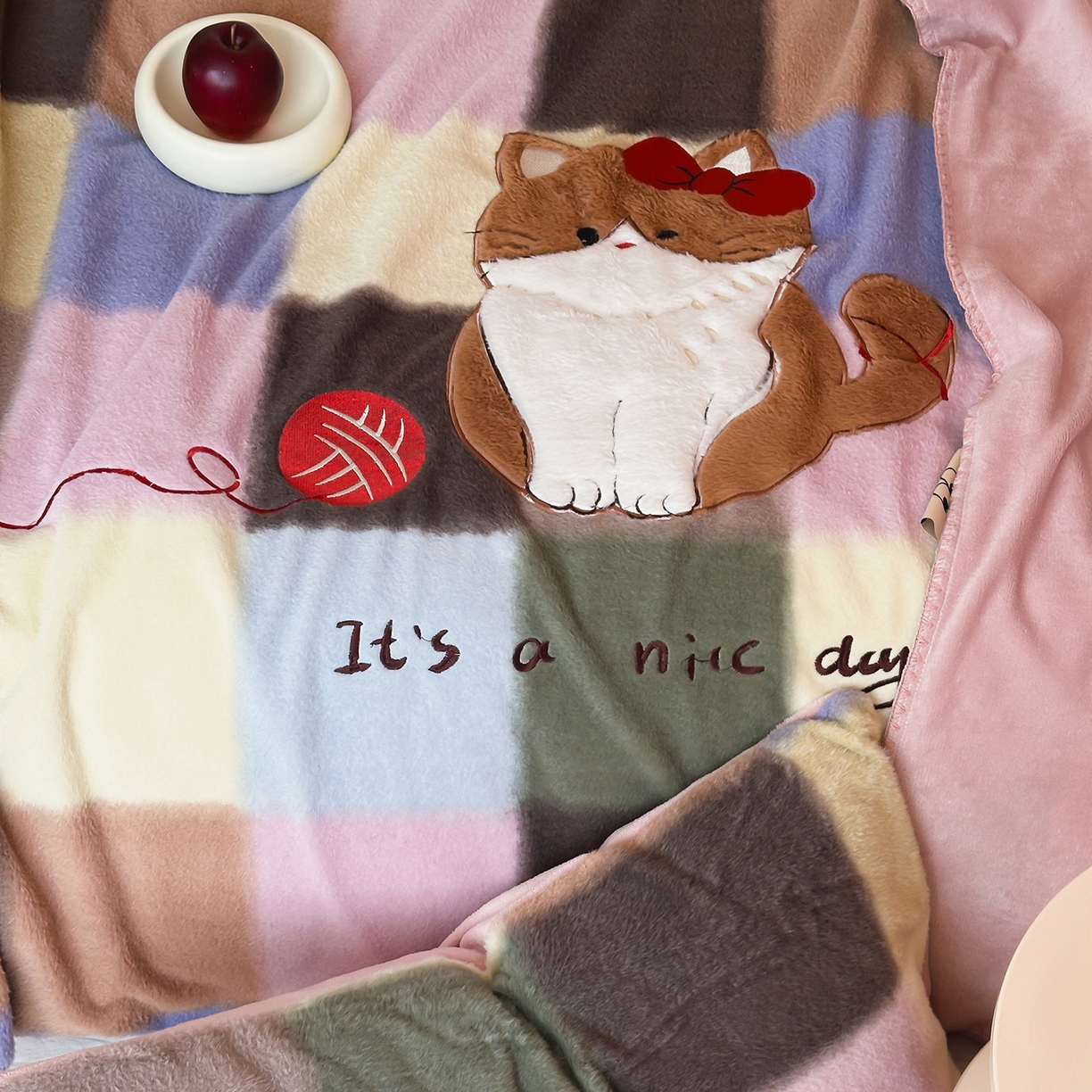 91家纺网 家纺一手货源 找家纺 桃子家居 2025新款A类ins全消光高品质仿生绵羊绒三角针工艺兔毛贴布绣刺绣加厚牛奶绒毛毯多功能毯 绒毛毯-三角针美好猫