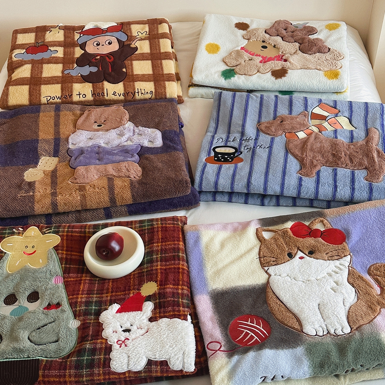 91家纺网 家纺一手货源 找家纺 （总）桃子家居 2025新款A类ins全消光高品质仿生绵羊绒三角针工艺兔毛贴布绣刺绣加厚牛奶绒毛毯多功能毯