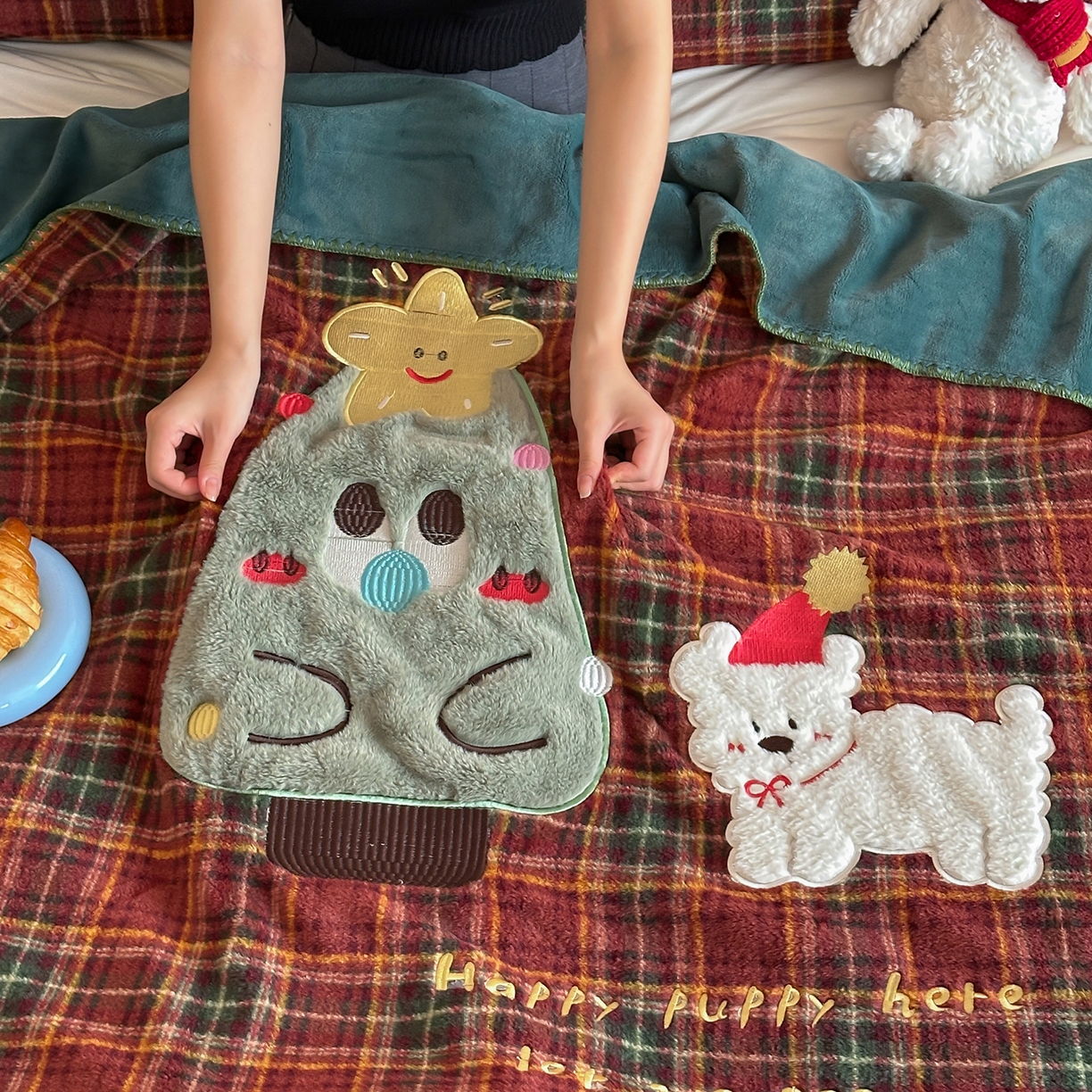 91家纺网 家纺一手货源 找家纺 桃子家居 2025新款A类ins全消光高品质仿生绵羊绒三角针工艺兔毛贴布绣刺绣加厚牛奶绒毛毯多功能毯 绒毛毯-三角针圣诞狗狗