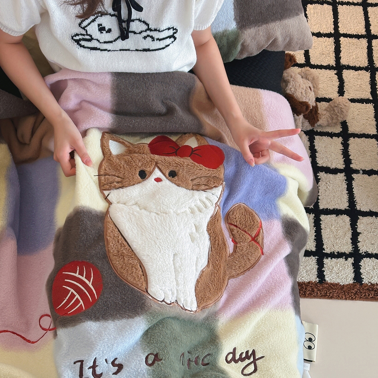 91家纺网 家纺一手货源 找家纺 桃子家居 2025新款A类ins全消光高品质仿生绵羊绒三角针工艺兔毛贴布绣刺绣加厚牛奶绒毛毯多功能毯 绒毛毯-三角针美好猫