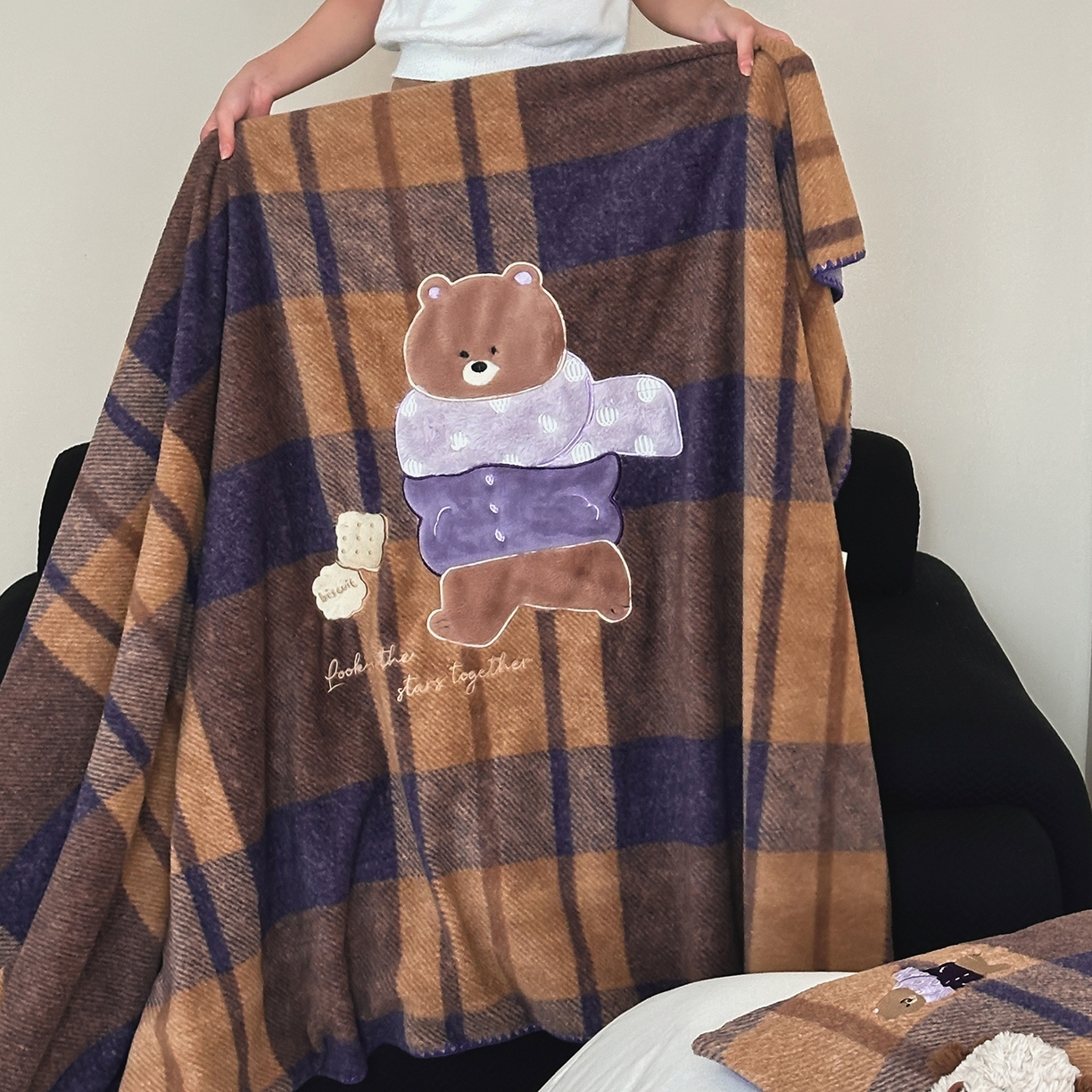 91家纺网 家纺一手货源 找家纺 桃子家居 2025新款A类ins全消光高品质仿生绵羊绒三角针工艺兔毛贴布绣刺绣加厚牛奶绒毛毯多功能毯 绒毛毯-三角针饼干围巾熊