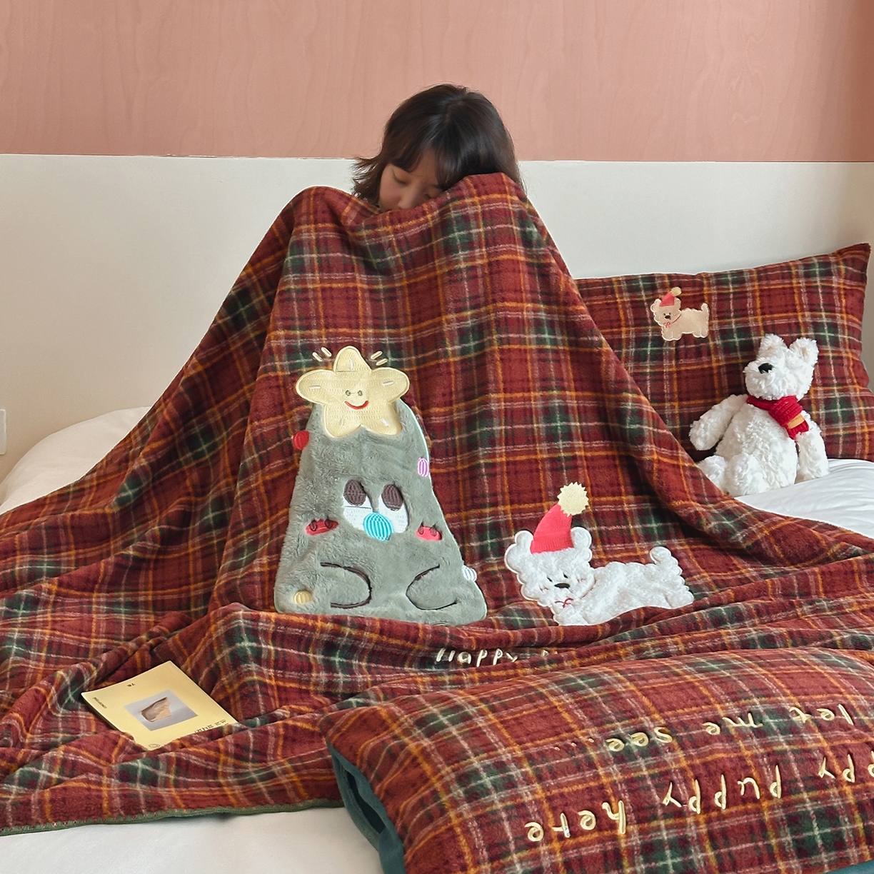 91家纺网 家纺一手货源 找家纺 桃子家居 2025新款A类ins全消光高品质仿生绵羊绒三角针工艺兔毛贴布绣刺绣加厚牛奶绒毛毯多功能毯 绒毛毯-三角针圣诞狗狗