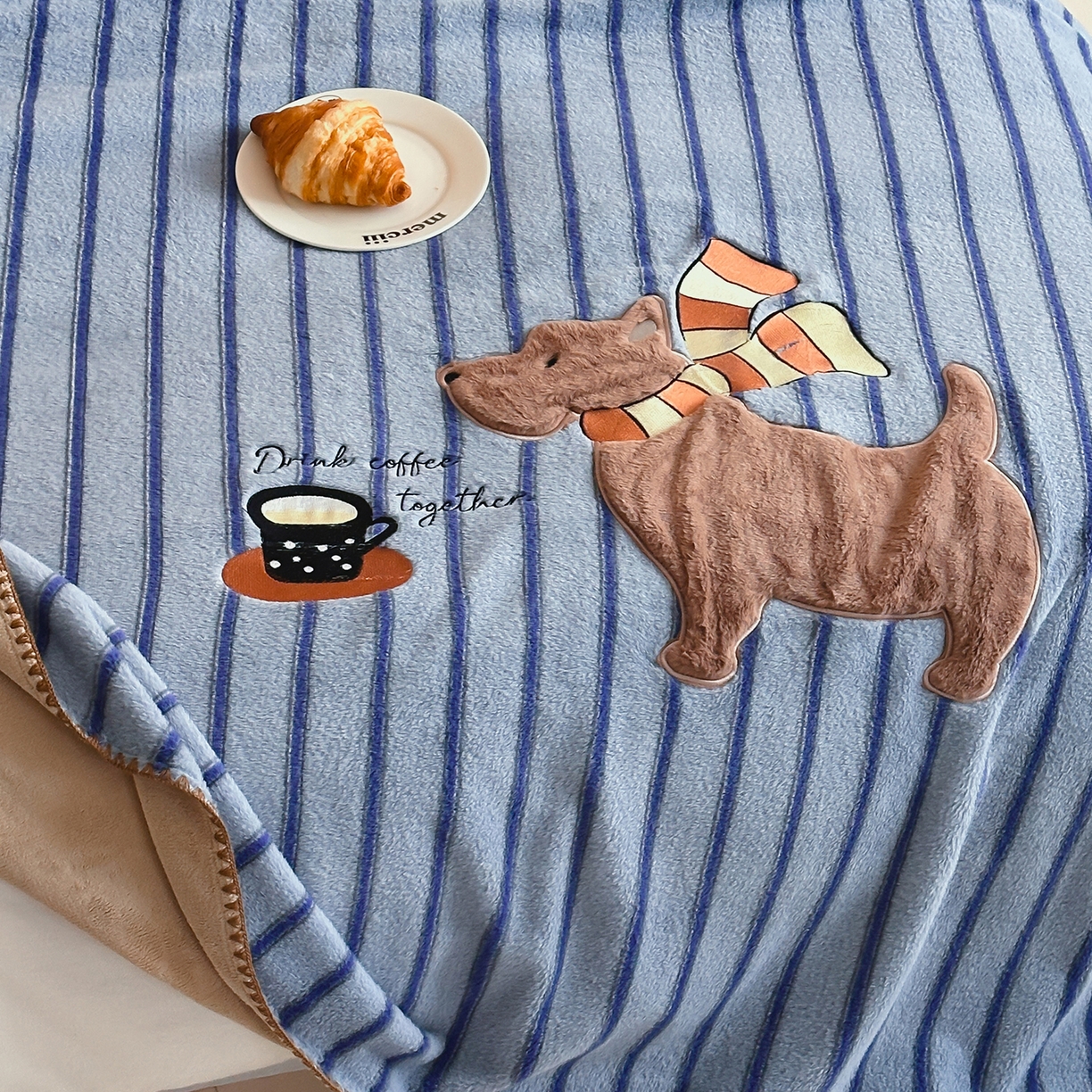 91家纺网 家纺一手货源 找家纺 桃子家居 2025新款A类ins全消光高品质仿生绵羊绒三角针工艺兔毛贴布绣刺绣加厚牛奶绒毛毯多功能毯 绒毛毯-三角针咖啡狗