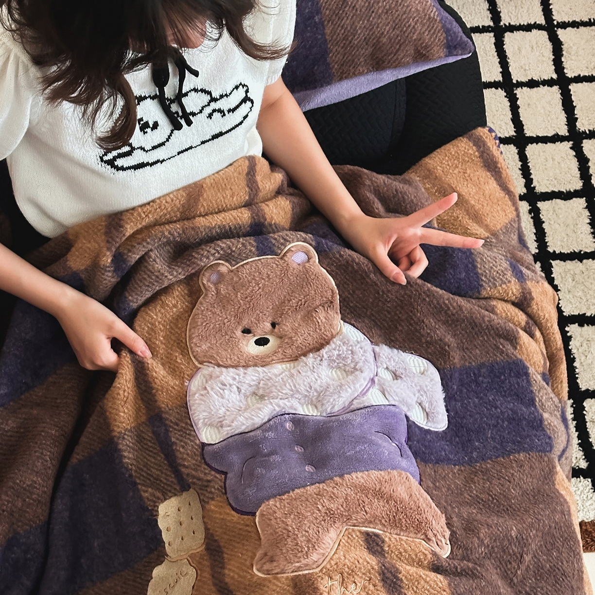 91家纺网 家纺一手货源 找家纺 桃子家居 2025新款A类ins全消光高品质仿生绵羊绒三角针工艺兔毛贴布绣刺绣加厚牛奶绒毛毯多功能毯 绒毛毯-三角针饼干围巾熊