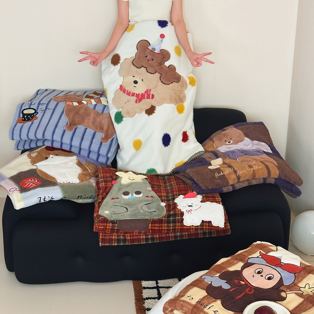 91家纺网 家纺一手货源 找家纺 桃子家居 2025新款A类ins全消光高品质仿生绵羊绒三角针工艺兔毛贴布绣刺绣加厚牛奶绒毛毯多功能毯 组合图