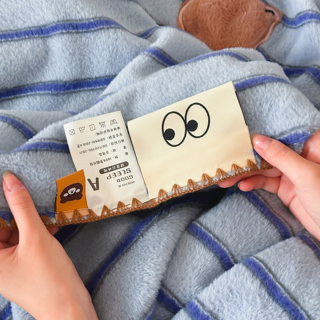 91家纺网 家纺一手货源 找家纺 桃子家居 2025新款A类ins全消光高品质仿生绵羊绒三角针工艺兔毛贴布绣刺绣加厚牛奶绒毛毯多功能毯 绒毛毯-三角针咖啡狗