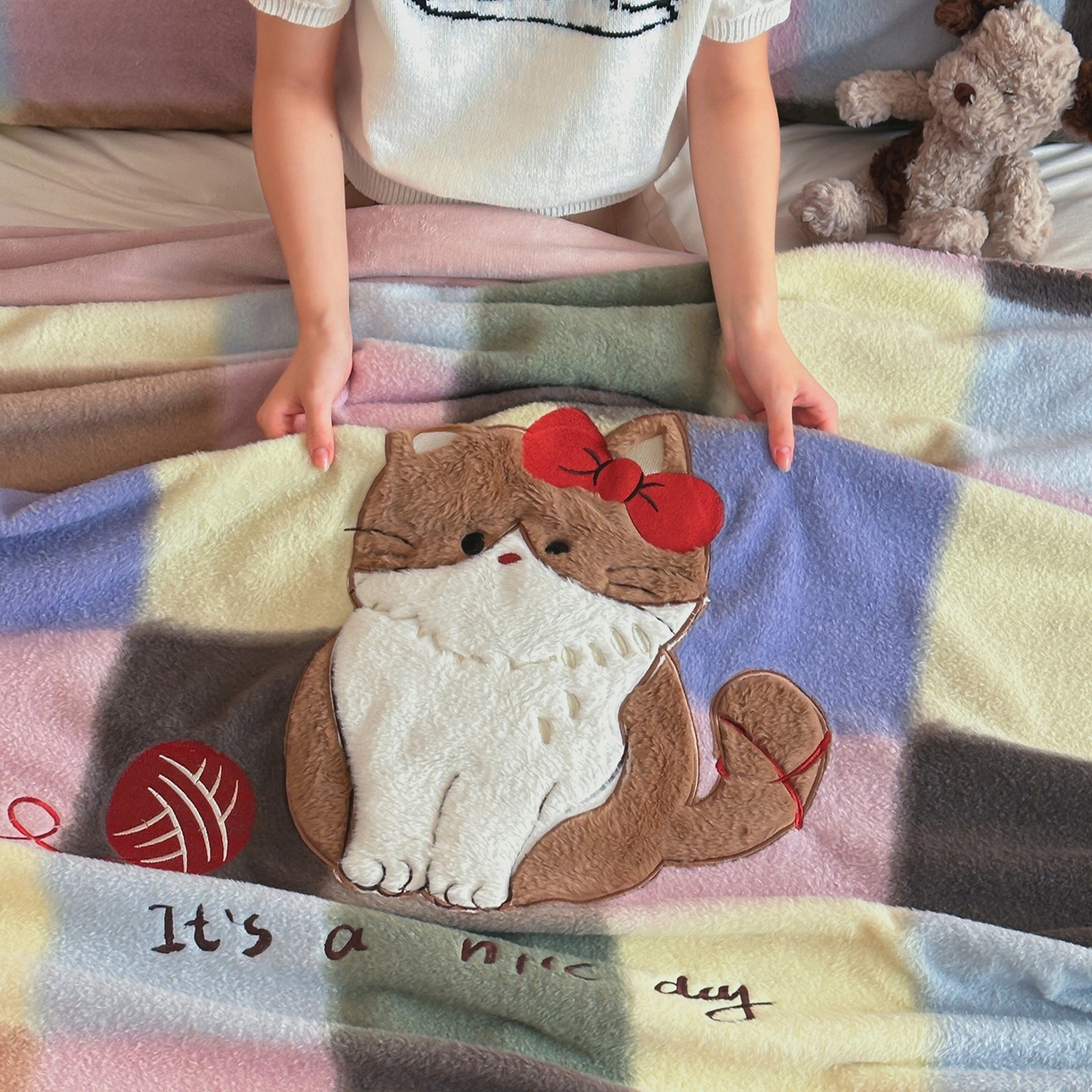 91家纺网 家纺一手货源 找家纺 桃子家居 2025新款A类ins全消光高品质仿生绵羊绒三角针工艺兔毛贴布绣刺绣加厚牛奶绒毛毯多功能毯 绒毛毯-三角针美好猫