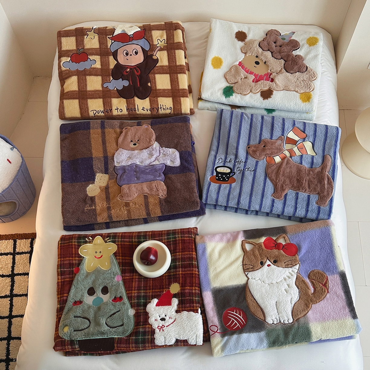 （总）桃子家居 2025新款A类ins全消光高品质仿生绵羊绒三角针工艺兔毛贴布绣刺绣加厚牛奶绒毛毯多功能毯