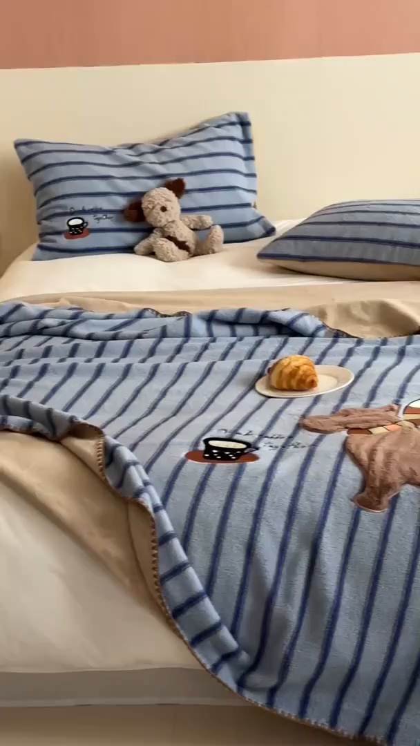 91家纺网 家纺一手货源 找家纺 桃子家居 2025新款A类ins全消光高品质仿生绵羊绒三角针工艺兔毛贴布绣刺绣加厚牛奶绒毛毯多功能毯 绒毛毯-三角针咖啡狗