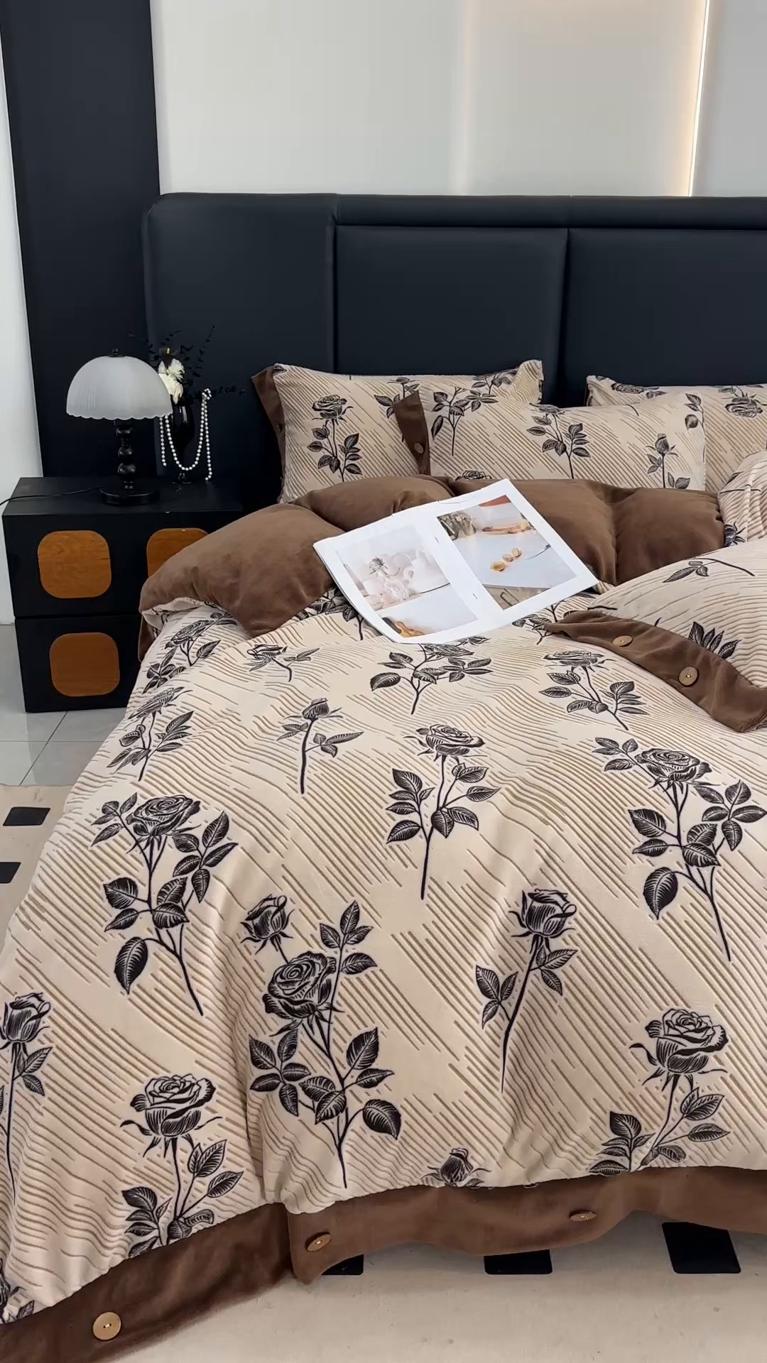 91家纺网 家纺一手货源 找家纺 （总）晚爱家纺（原晚安家居） 2025新款宽边纽扣款雕花绒四件套烂花立体雕花牛奶绒