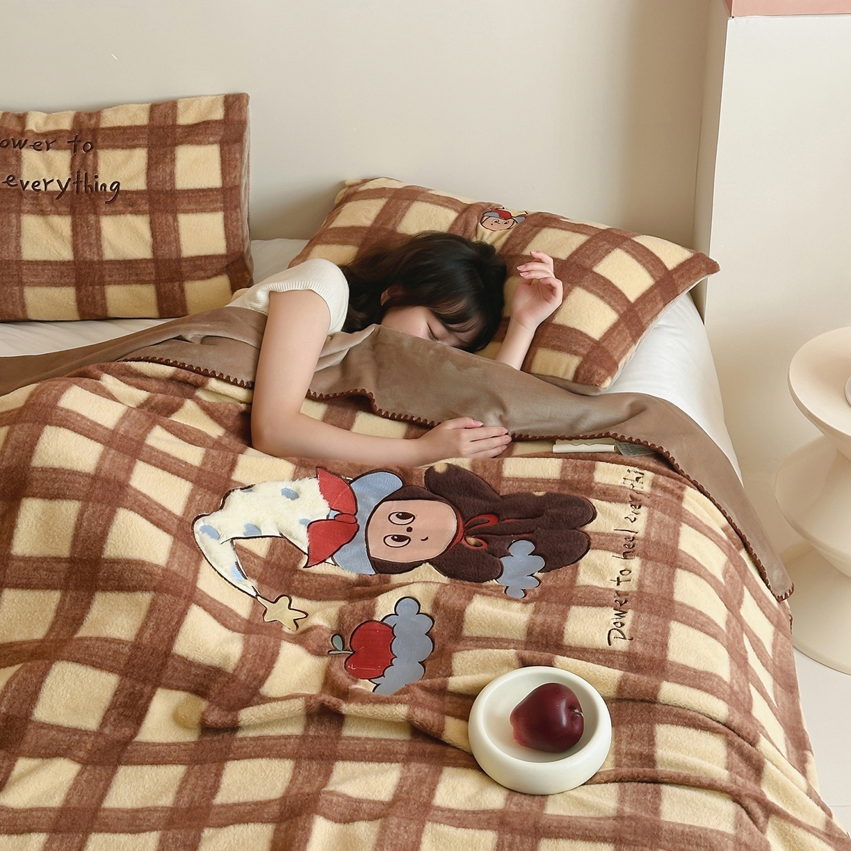 91家纺网 家纺一手货源 找家纺 桃子家居 2025新款A类ins全消光高品质仿生绵羊绒三角针工艺兔毛贴布绣刺绣加厚牛奶绒毛毯多功能毯 绒毛毯-三角针苹果星星人