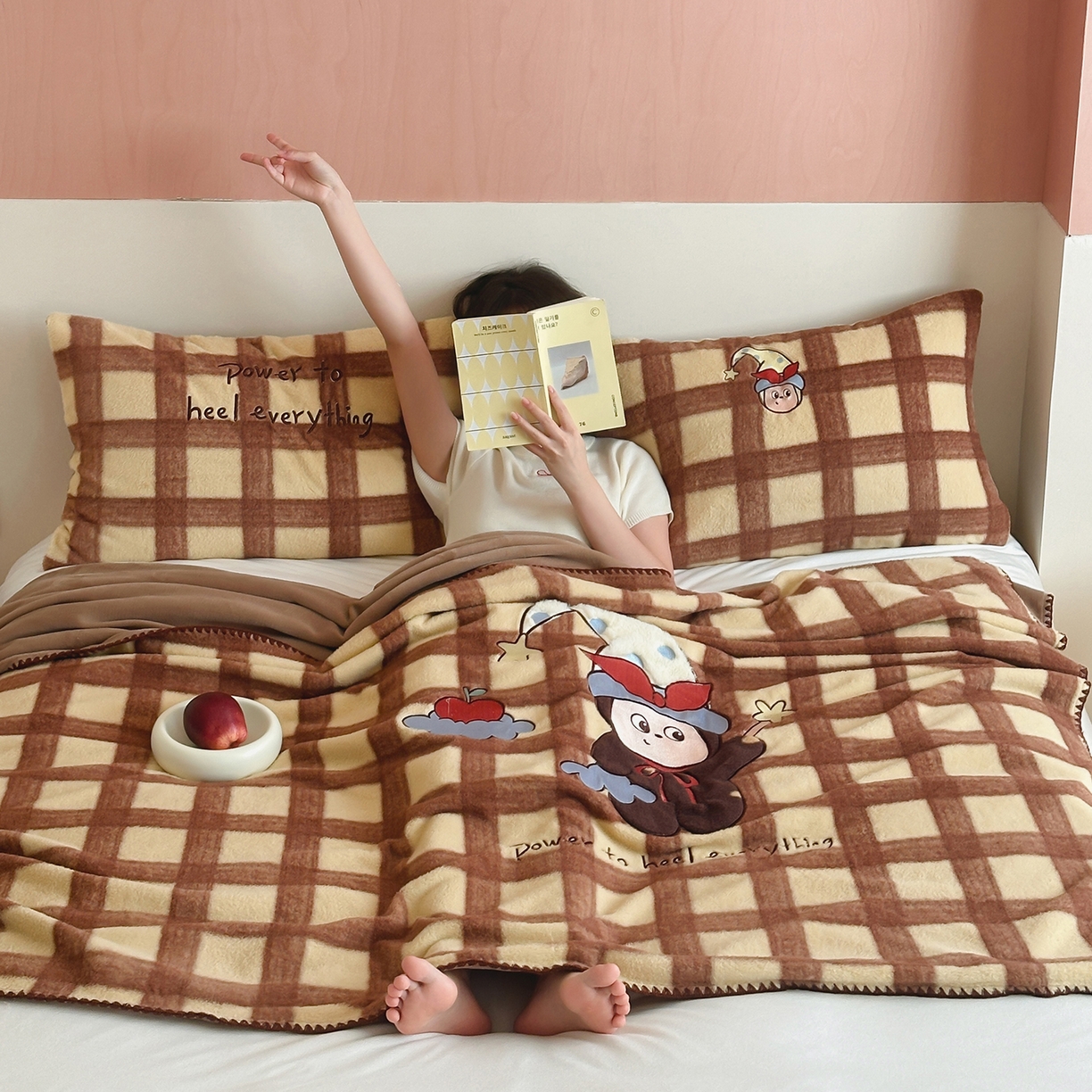 91家纺网 家纺一手货源 找家纺 桃子家居 2025新款A类ins全消光高品质仿生绵羊绒三角针工艺兔毛贴布绣刺绣加厚牛奶绒毛毯多功能毯 绒毛毯-三角针苹果星星人