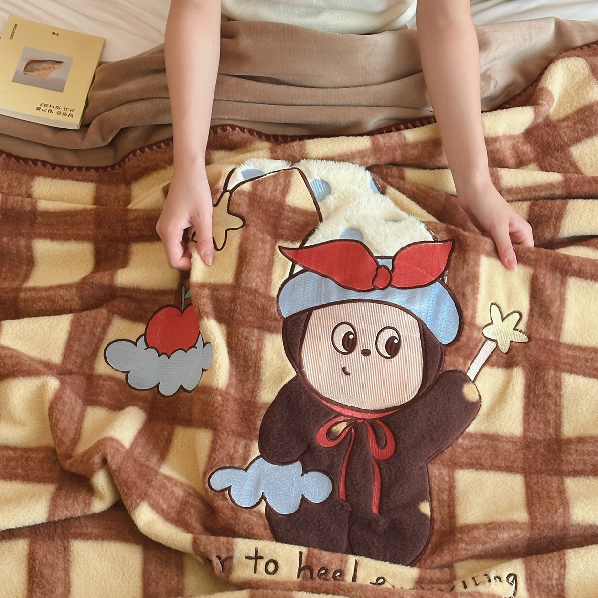 91家纺网 家纺一手货源 找家纺 桃子家居 2025新款A类ins全消光高品质仿生绵羊绒三角针工艺兔毛贴布绣刺绣加厚牛奶绒毛毯多功能毯 绒毛毯-三角针苹果星星人